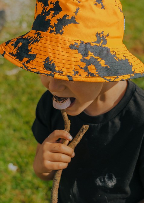 Kids Camo Bucket Hat - high vis orange kauri print / black